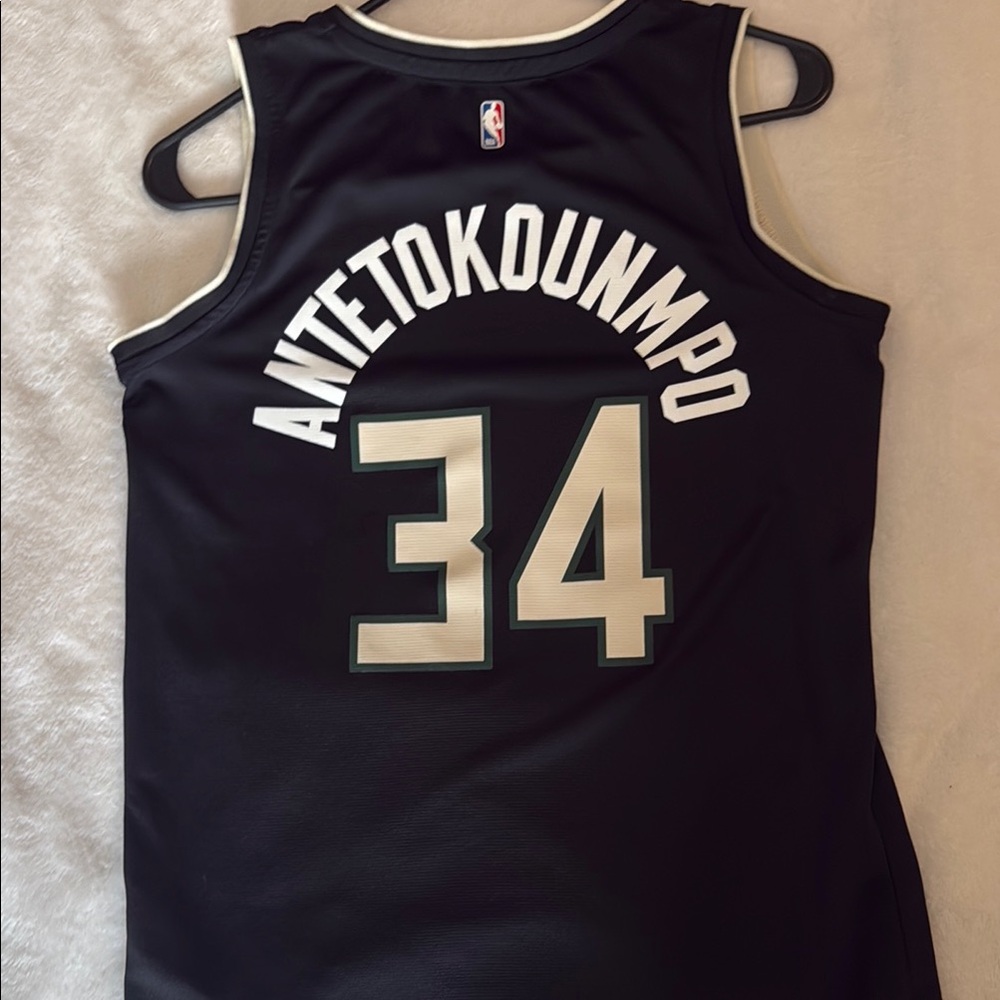 Giannis Antetokounmpo Bucks jersey